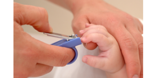 Verzorging van de oortjes, nageltjes en oogjes van je baby.
